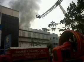 Ledakan-ledakan Kecil Persulit Pemadaman Api di Sawah Besar