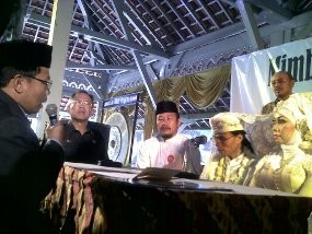 Dada Rosada Jadi Saksi Nikah Massal di Pendopo