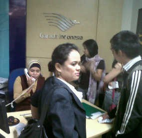 Penumpang Garuda di Makassar Emosi