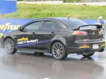 Mencengkeram Sirkuit dengan Ban Goodyear Directional 5