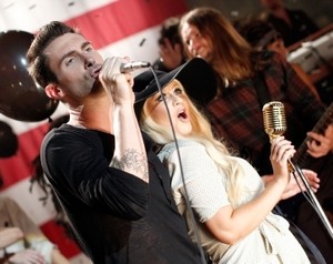 Adam Levine Tiru Aksi Panggung Mick Jagger