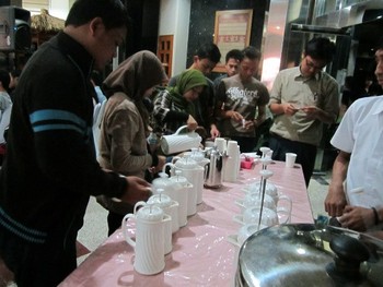 Kopi dari Anomali Coffee menemani peserta sebelum acara berlangsung, beserta makan malam yang disediakan Detik.com.