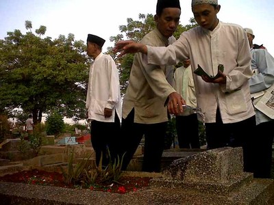 Jelang Ramadan, TPU Dibanjiri Peziarah