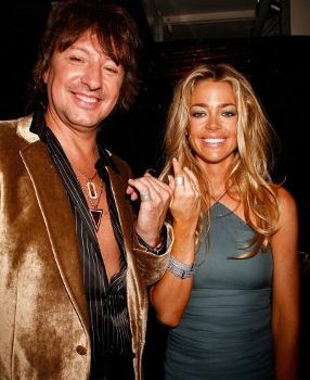 Denise Richards Bantah Rebut Suami Heather Locklear