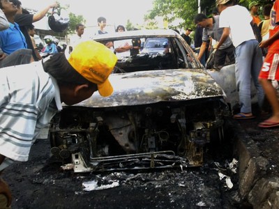 Mobil Sedan Hangus Terbakar