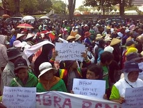Ratusan Warga Pangalengan Korban Gempa Geruduk Gedung Sate 