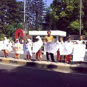 Puluhan Siswa SD Bagikan Bunga dan Jadwal Imsakiyah di Dago
