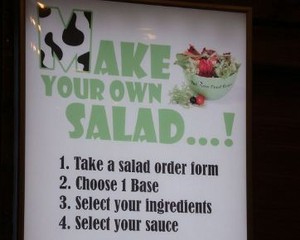 Meracik Salad Sesuai Selera di The Cow Feed Resto
