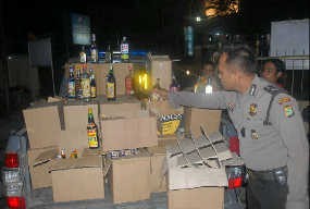 Sambut Ramadan, Polsek Cisoka Sita 2.500 Botol Miras
