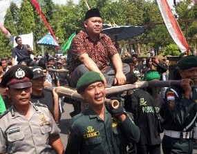 Demo Korupsi DAK Rp 77 M, 3 Pimpinan DPRD Magelang Ditandu Paksa 