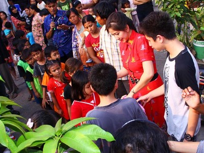 Venna Melinda Berbagi dengan Anak Jalanan