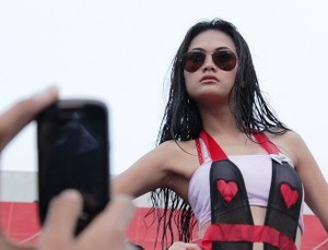 Wah, Wanita Seksi Basah-basahan di IIMS