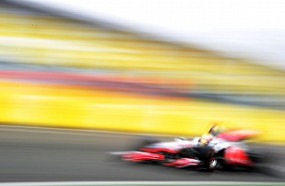 Masalah Radio Buyarkan Kemenangan Hamilton