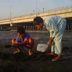 Asyiknya Ngabuburit di Jembatan Suramadu