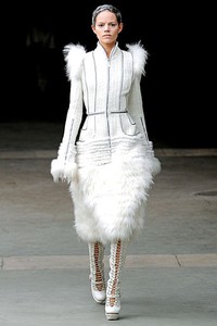 Alexander McQueen, Fall/Winter 2011. Paris Fashion Week 2011. [dok. Alexander McQueen]