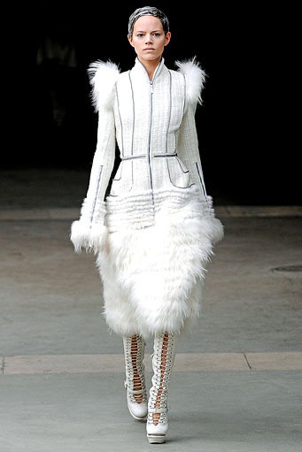 Alexander McQueen, Fall/Winter 2011. Paris Fashion Week 2011. [dok. Alexander McQueen]