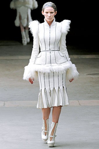 Alexander McQueen, Fall/Winter 2011. Paris Fashion Week 2011. [dok. Alexander McQueen]