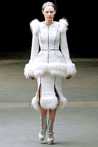 Alexander McQueen, Fall/Winter 2011. Paris Fashion Week 2011. [dok. Alexander McQueen]