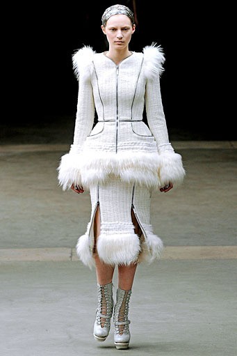 Alexander McQueen, Fall/Winter 2011. Paris Fashion Week 2011. [dok. Alexander McQueen]
