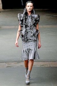 Alexander McQueen, Fall/Winter 2011. Paris Fashion Week 2011. [dok. Alexander McQueen]