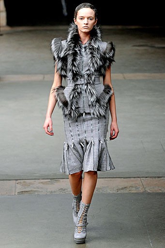 Alexander McQueen, Fall/Winter 2011. Paris Fashion Week 2011. [dok. Alexander McQueen]