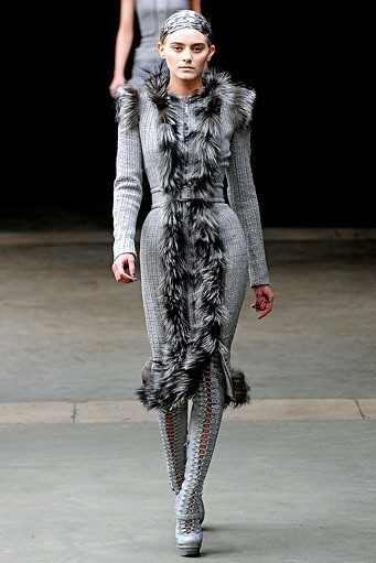 Alexander McQueen, Fall/Winter 2011. Paris Fashion Week 2011. [dok. Alexander McQueen]