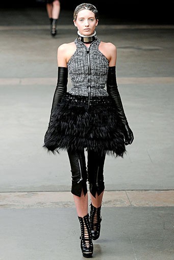 Alexander McQueen, Fall/Winter 2011. Paris Fashion Week 2011. [dok. Alexander McQueen]