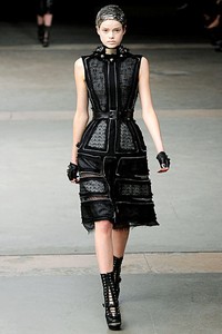 Alexander McQueen, Fall/Winter 2011. Paris Fashion Week 2011. [dok. Alexander McQueen]