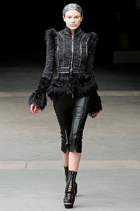 Alexander McQueen, Fall/Winter 2011. Paris Fashion Week 2011. [dok. Alexander McQueen]