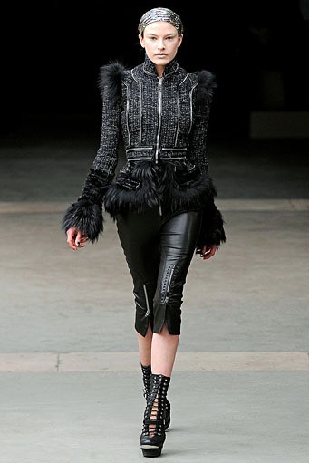 Alexander McQueen, Fall/Winter 2011. Paris Fashion Week 2011. [dok. Alexander McQueen]