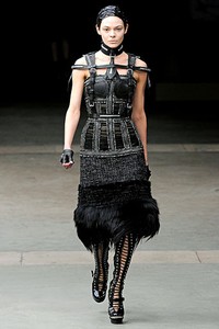 Alexander McQueen, Fall/Winter 2011. Paris Fashion Week 2011. [dok. Alexander McQueen]