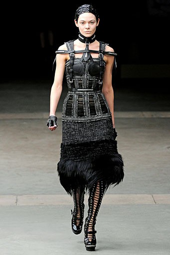 Alexander McQueen, Fall/Winter 2011. Paris Fashion Week 2011. [dok. Alexander McQueen]