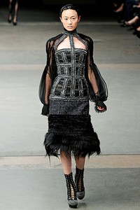 Alexander McQueen, Fall/Winter 2011. Paris Fashion Week 2011. [dok. Alexander McQueen]