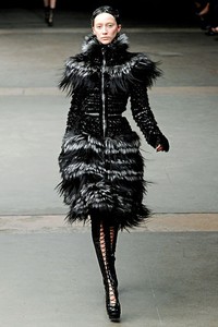 Alexander McQueen, Fall/Winter 2011. Paris Fashion Week 2011. [dok. Alexander McQueen]