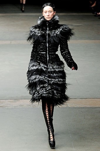 Alexander McQueen, Fall/Winter 2011. Paris Fashion Week 2011. [dok. Alexander McQueen]