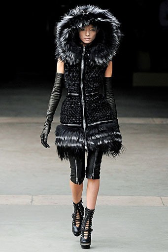 Alexander McQueen, Fall/Winter 2011. Paris Fashion Week 2011. [dok. Alexander McQueen]