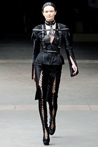 Alexander McQueen, Fall/Winter 2011. Paris Fashion Week 2011. [dok. Alexander McQueen]