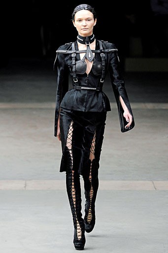 Alexander McQueen, Fall/Winter 2011. Paris Fashion Week 2011. [dok. Alexander McQueen]