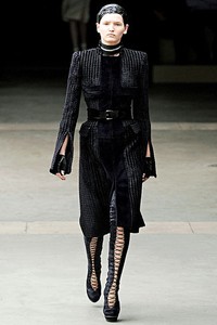 Alexander McQueen, Fall/Winter 2011. Paris Fashion Week 2011. [dok. Alexander McQueen]