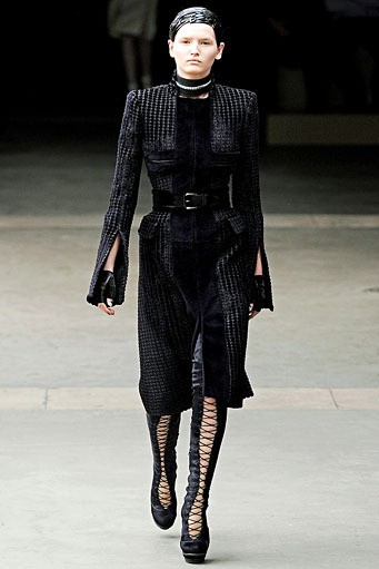 Alexander McQueen, Fall/Winter 2011. Paris Fashion Week 2011. [dok. Alexander McQueen]