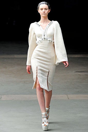 Alexander McQueen, Fall/Winter 2011. Paris Fashion Week 2011. [dok. Alexander McQueen]