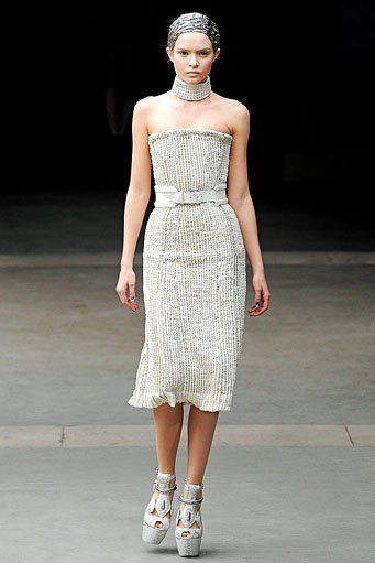 Alexander McQueen, Fall/Winter 2011. Paris Fashion Week 2011. [dok. Alexander McQueen]