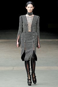 Alexander McQueen, Fall/Winter 2011. Paris Fashion Week 2011. [dok. Alexander McQueen]