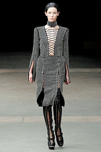 Alexander McQueen, Fall/Winter 2011. Paris Fashion Week 2011. [dok. Alexander McQueen]