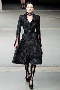 Alexander McQueen, Fall/Winter 2011. Paris Fashion Week 2011. [dok. Alexander McQueen]