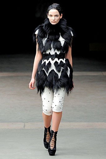 Alexander McQueen, Fall/Winter 2011. Paris Fashion Week 2011. [dok. Alexander McQueen]