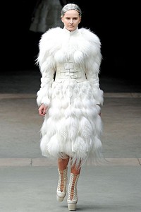 Alexander McQueen, Fall/Winter 2011. Paris Fashion Week 2011. [dok. Alexander McQueen]