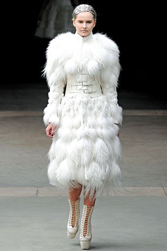 Alexander McQueen, Fall/Winter 2011. Paris Fashion Week 2011. [dok. Alexander McQueen]