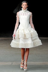 Alexander McQueen, Fall/Winter 2011. Paris Fashion Week 2011. [dok. Alexander McQueen]