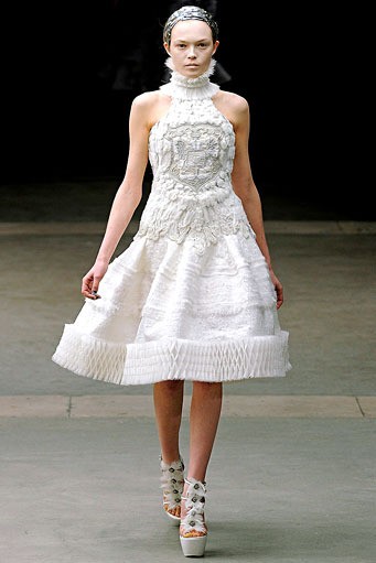 Alexander McQueen, Fall/Winter 2011. Paris Fashion Week 2011. [dok. Alexander McQueen]